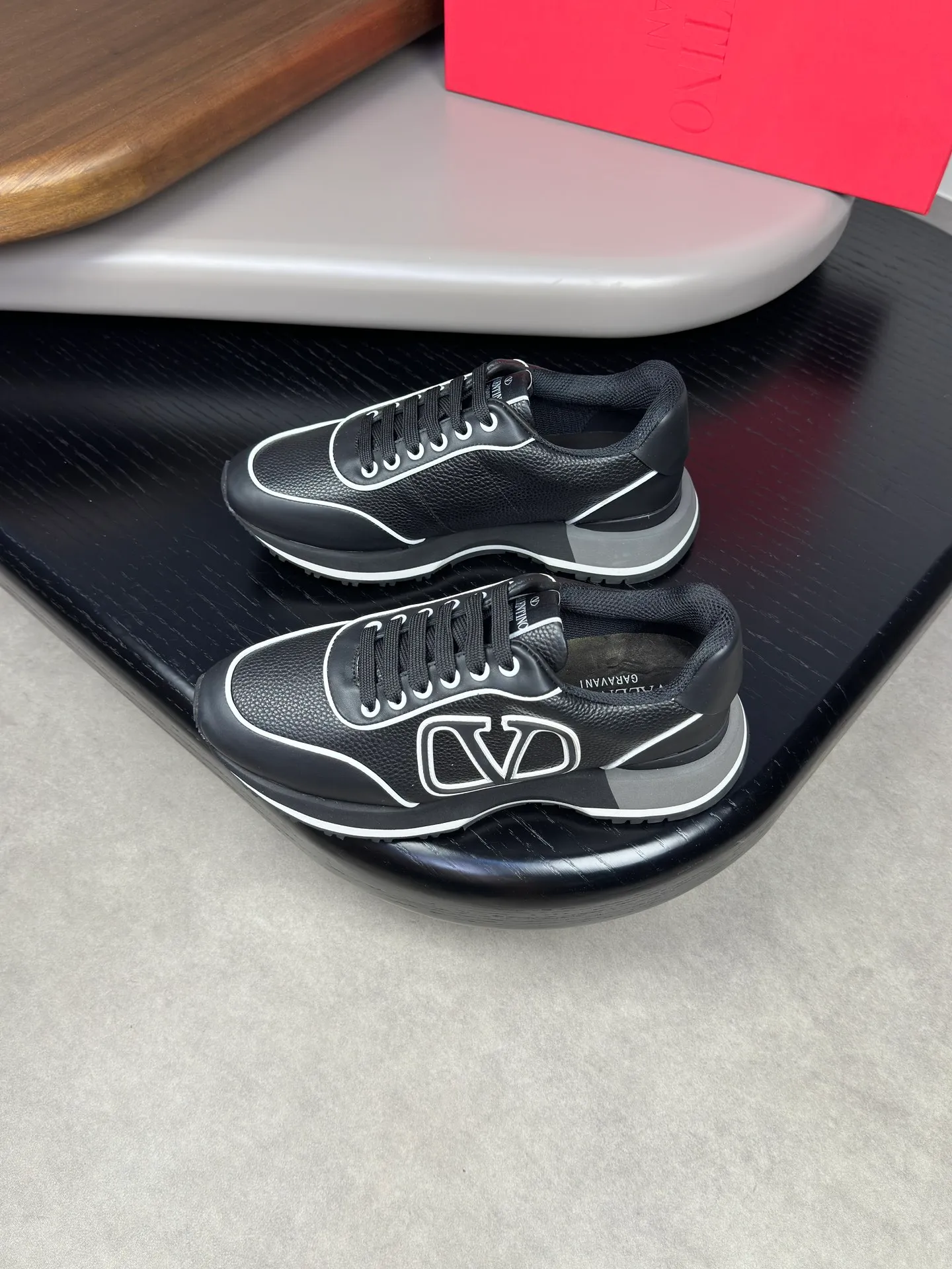 [VALENTINO] Valentino men's shoes 💰500💰 - High-end quality original order - Upper: 🔝 Nappa calf leather, tumbled calf leather, sewn brand plastic totem - Lining: brand mesh canvas, foot pad; water-dyed cow leather - Outsole: multi-color wear-resistant velvet·rubber; combined molded outsole -Super high quality control·Fine workmanship: highlighted (high-end·luxury·grade) -Size :38-44 (45 can be customized)·3300